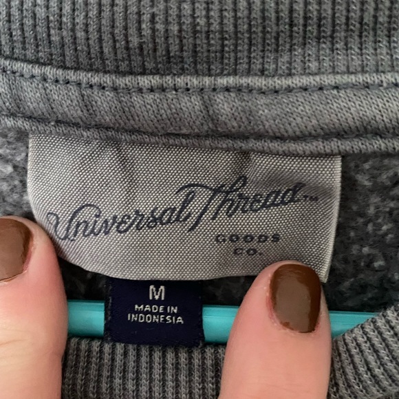Universal Thread Crewneck - Picture 3 of 3